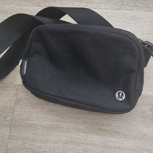 1L Lululemon black belt bag